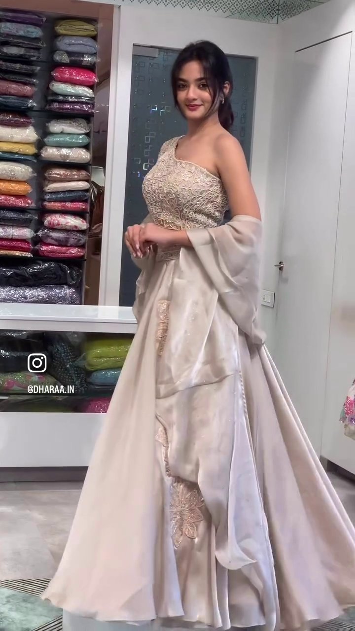 Elegant One-Shoulder Gown - Image 3